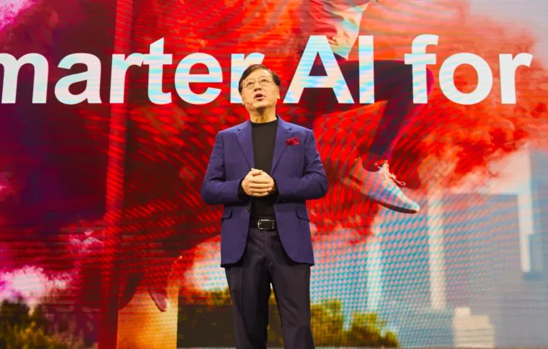 CEO Lenovo Yuanqing Yang berbicara tentang strategi hybrid AI dan masa depan AI personal dalam sebuah wawancara di Jakarta.