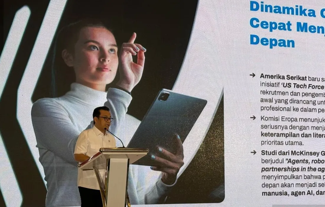Wakil Menteri Kemkomdigi Nezar Patria berbicara dalam acara AI Talent Day & Graduation 2025 tentang pentingnya daya saing global lulusan AI Talent Factory.