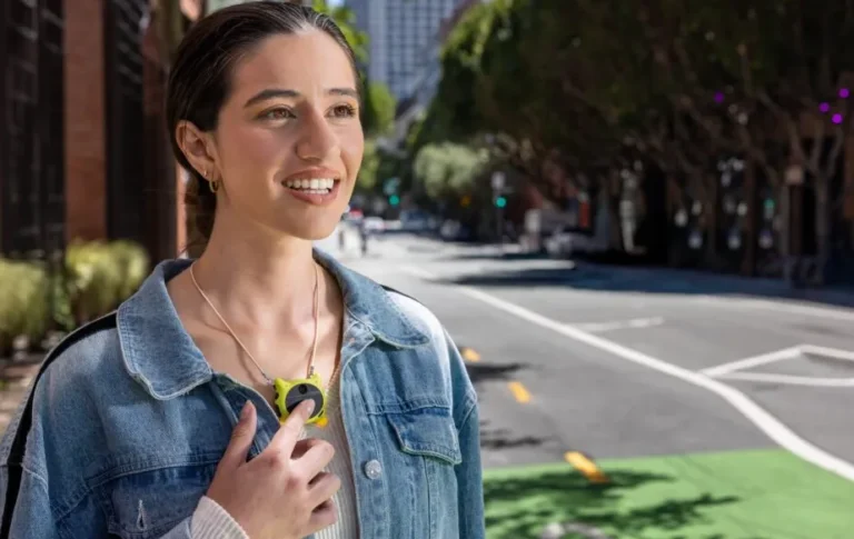 Looki L1 wearable AI camera dengan desain ringan dipakai di baju, sebagai manajer hidup digital