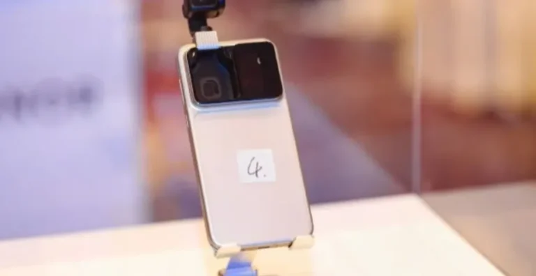 Ilustrasi konsep futuristik Honor Robot Phone dengan lengan kamera mekanis yang sedang bergerak