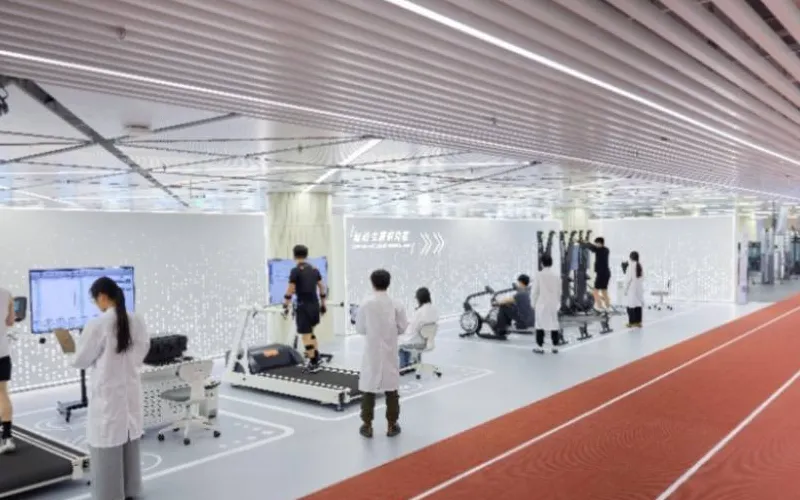 Teknisi melakukan kalibrasi perangkat wearable Xiaomi menggunakan instrumen standar emas di lab