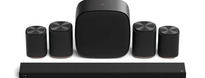 Ilustrasi konsep LG Sound Suite, sistem audio nirkabel dengan soundbar dan speaker surround di ruang tamu modern