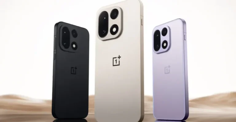 Ilustrasi smartphone flagship dengan grafik yang menunjukkan penurunan spesifikasi RAM dari 16GB/24GB menjadi 12GB di tengah krisis memori global.