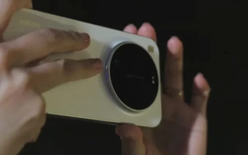 Desain resmi Xiaomi 17 Ultra dengan modul kamera bundar besar dan logo Leica