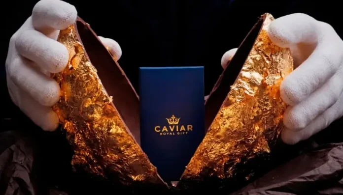Telur cokelat mewah berlapis emas Caviar Billionaire's Surprise dengan kemasan biru tua eksklusif