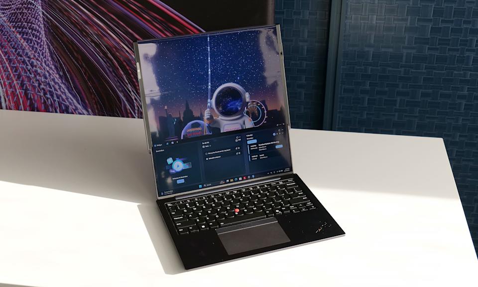 Content image for article: Lenovo XD Rollable Concept di CES 2026: Layar Bisa Melebar ke Belakang!
