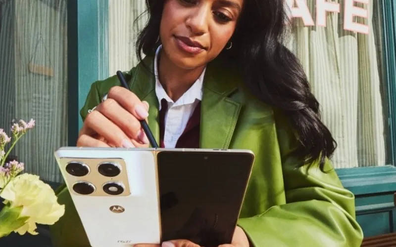 Moto-Razr-Fold-with-stylus-input-leak